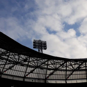 Veiling van oude stadionlampen De Kuip gestart