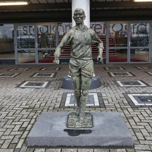 De Kuip op 4 januari open voor bezoek aan standbeeld en Coen Moulijn-tegels