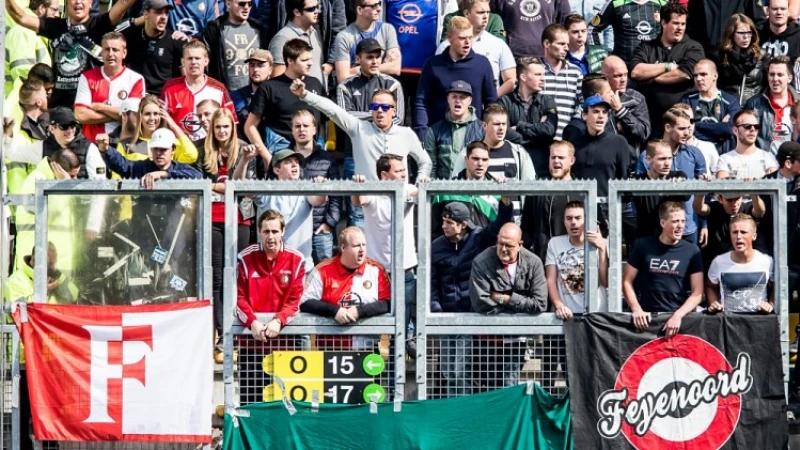 Feyenoord in Groningen gesteund door bomvol uitvak