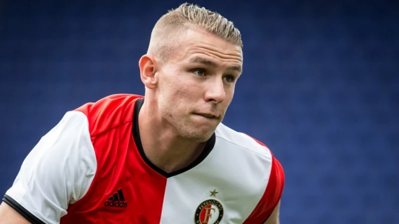 'Gips Van Beek verwijderd, speler meldt zich op krukken in De Kuip'