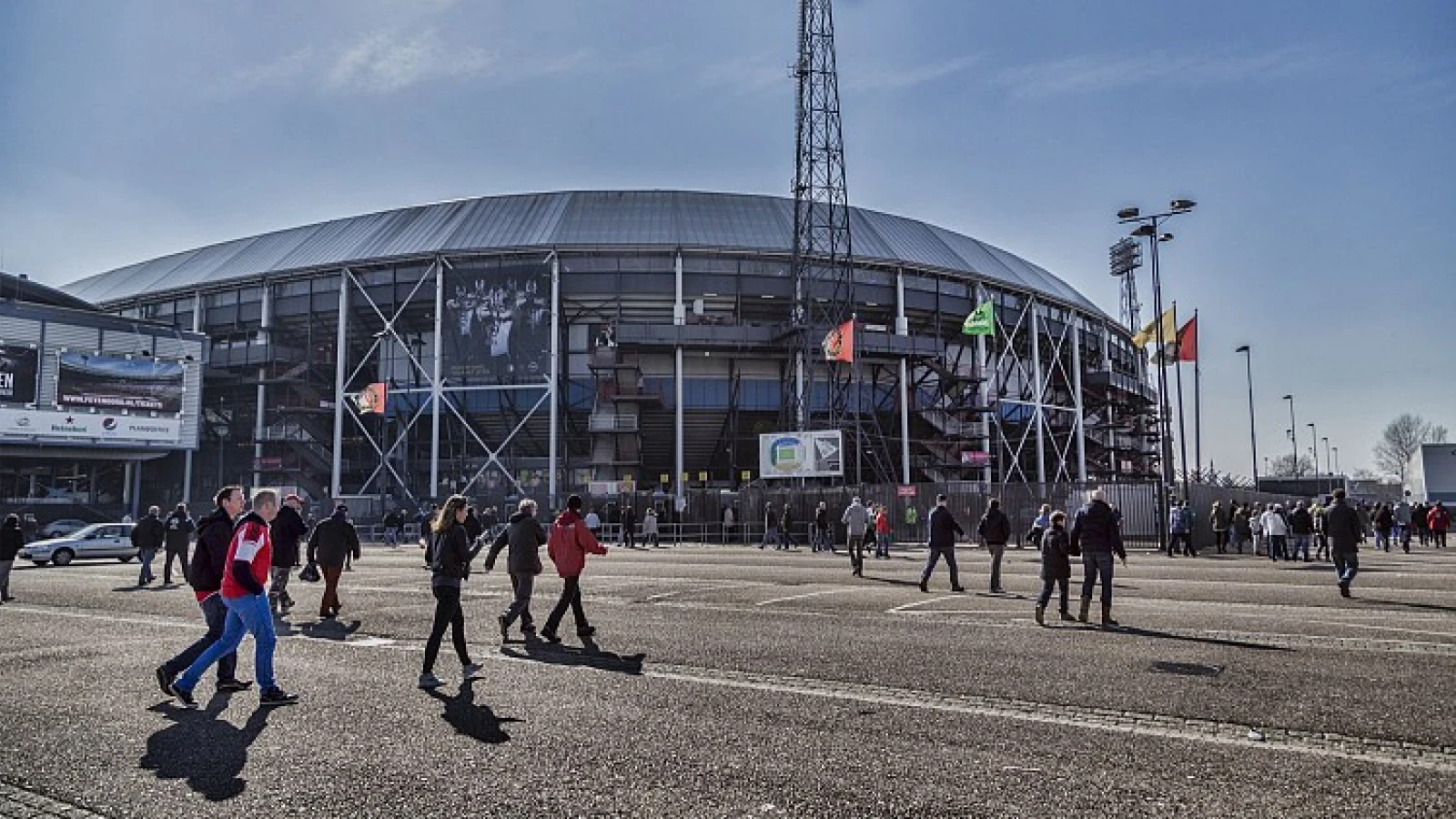 Feyenoord met klein groepje op maandagochtend training