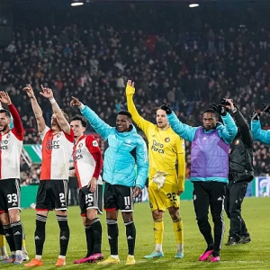 STAND | Feyenoord wint en loopt uit op concurrenten