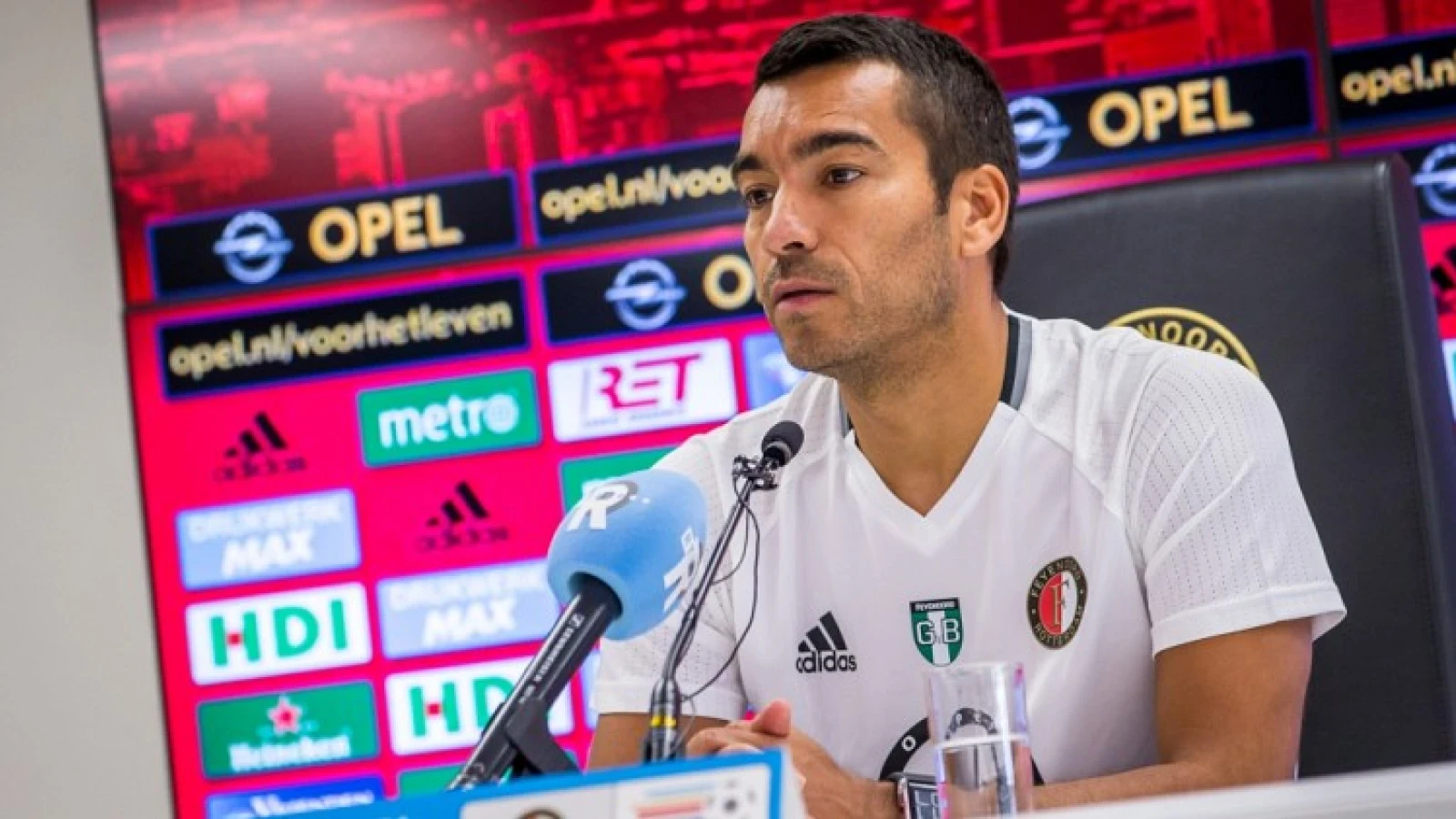 Van Bronckhorst slaat terug na kritiek: 'Ik heb wel oog voor de reserves'