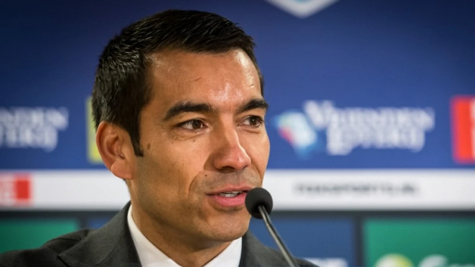 Van Bronckhorst over nieuweling: 'Hij is wel klaar voor een basisplaats'