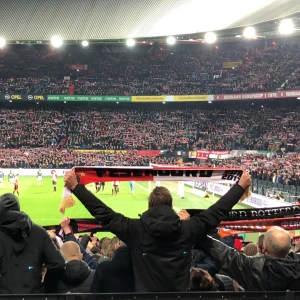 VIDEO | Prachtige beelden vanaf grote hoogte van aankomst spelersbus