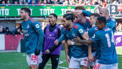 Feyenoord wint van Sparta Rotterdam en profiteert optimaal van puntenverlies Ajax