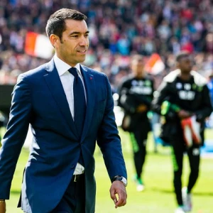 Van Bronckhorst: 'Je voelt aan alles dat dit niet meer mis kan gaan'