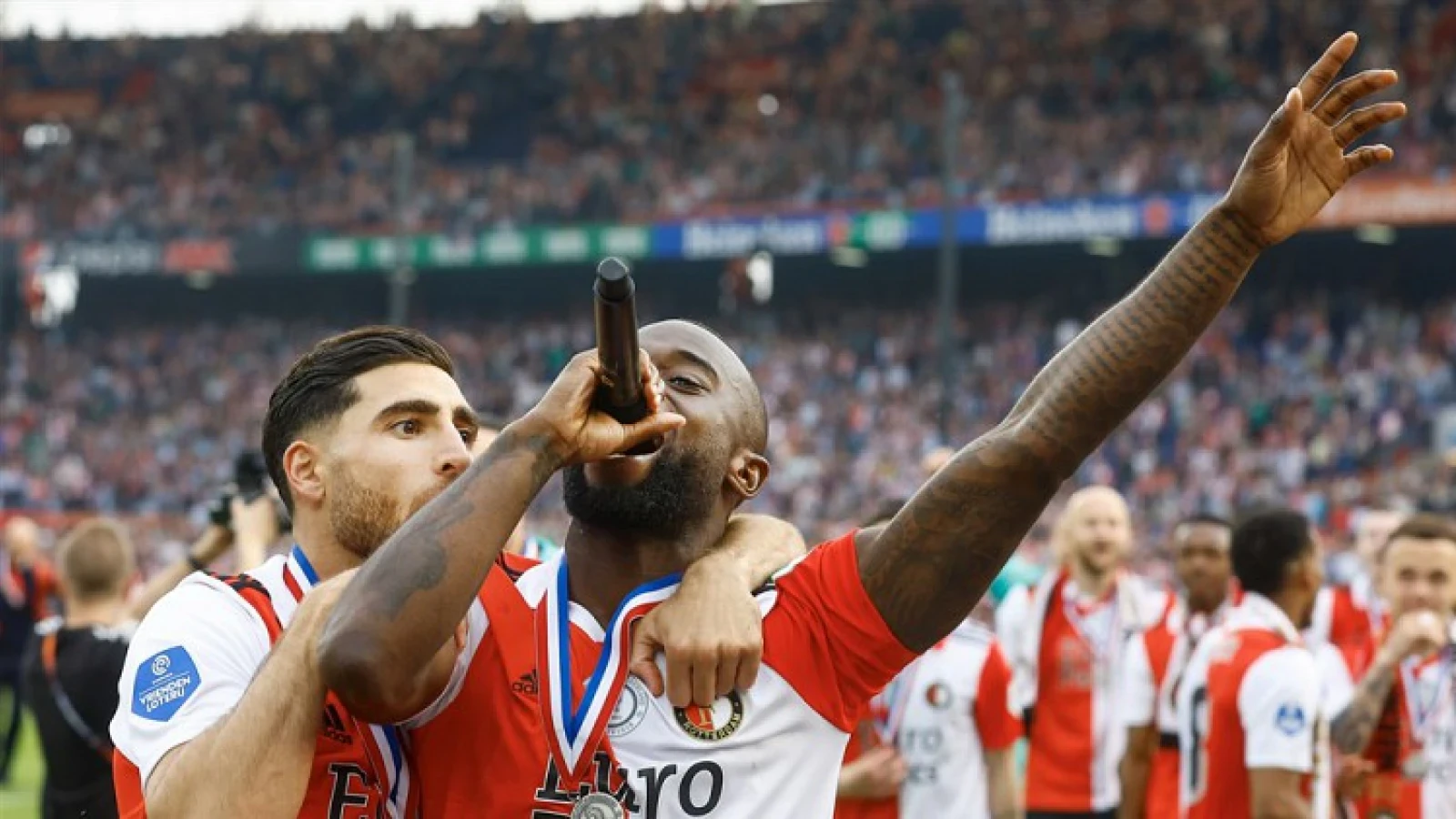 VIDEO | Lutsharel Geertruida pakt microfoon en zingt Feyenoord liederen