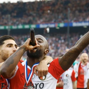 VIDEO | Lutsharel Geertruida pakt microfoon en zingt Feyenoord liederen