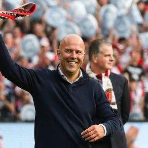 Arne Slot wint Rinus Michels Award voor beste Eredivisie trainer van het seizoen 2022-2023