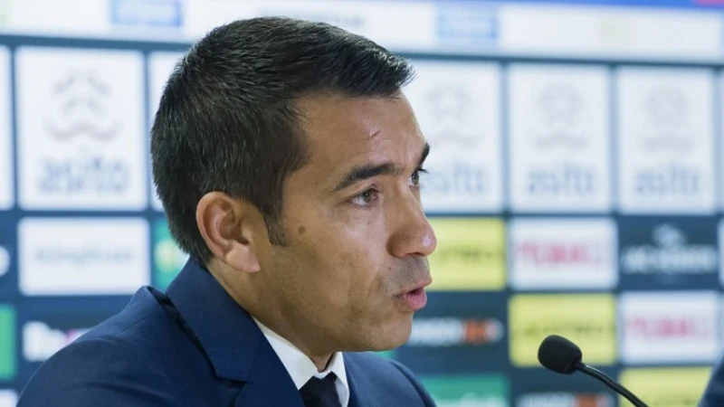 Van Bronckhorst geeft credits aan leiding: 'Dat hebben ze goed gedaan'