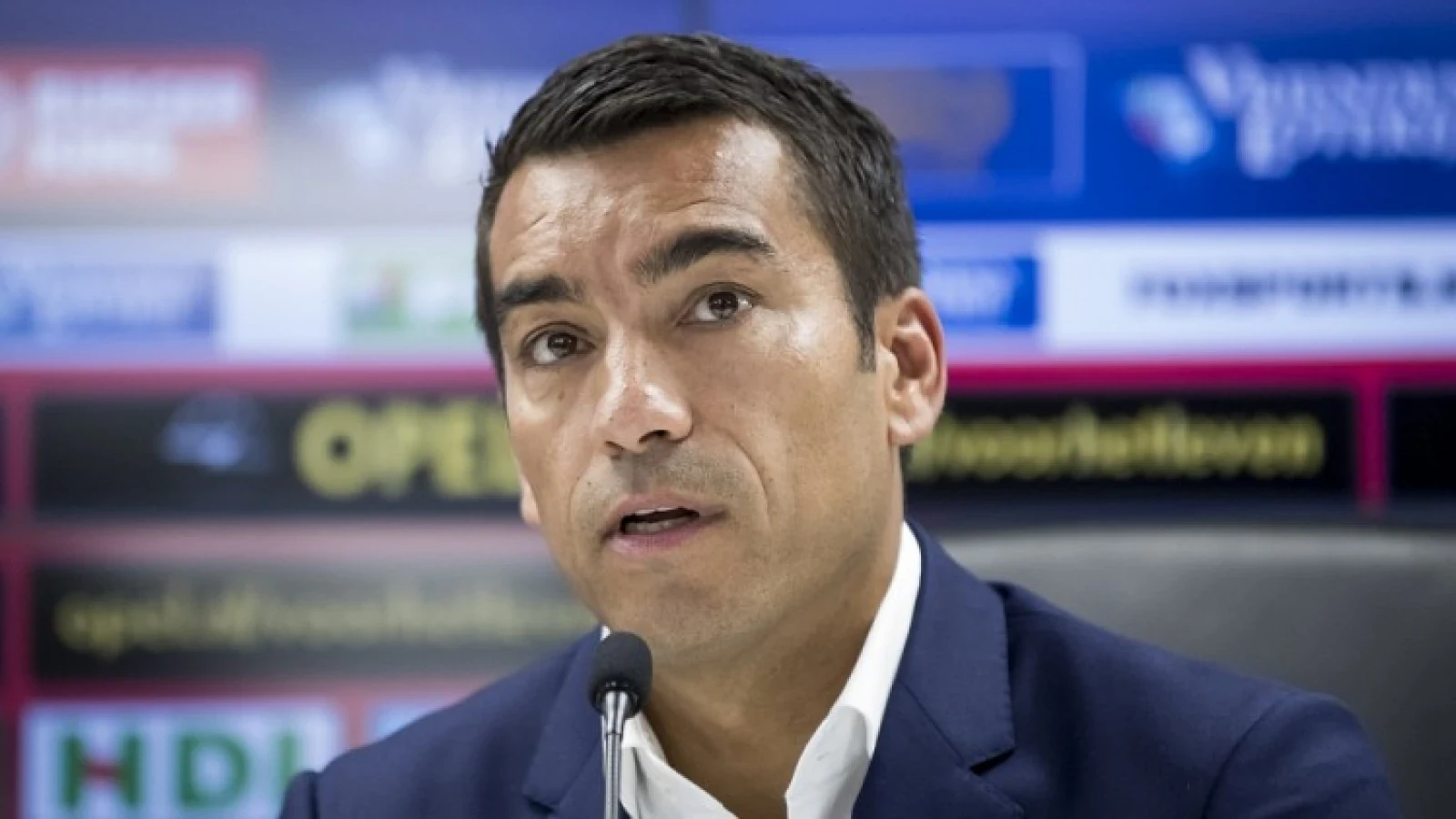 Van Bronckhorst: 'Niemand krijgt rust voor duel met Manchester United'