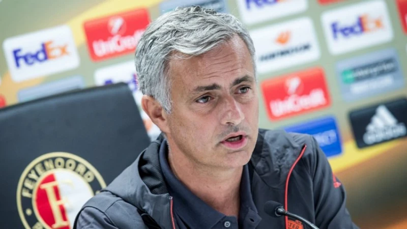 Mourinho baalt: 'Van Bronckhorst, ik en de spelers worden allemaal gestraft hiermee'