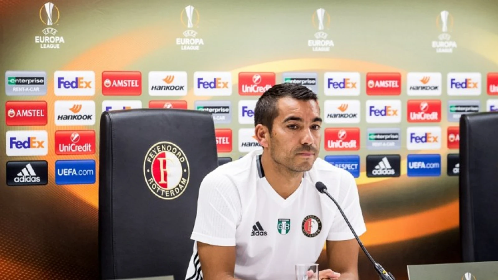 Van Bronckhorst spreekt over doelstelling: 'Dat moet altijd het doel zijn, ook al zit je in zo’n zware poule als deze nu'