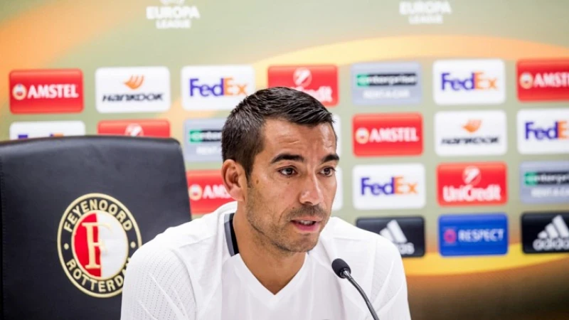 Van Bronckhorst: 'Ik praat liever over de spelers die er wel bij zijn'