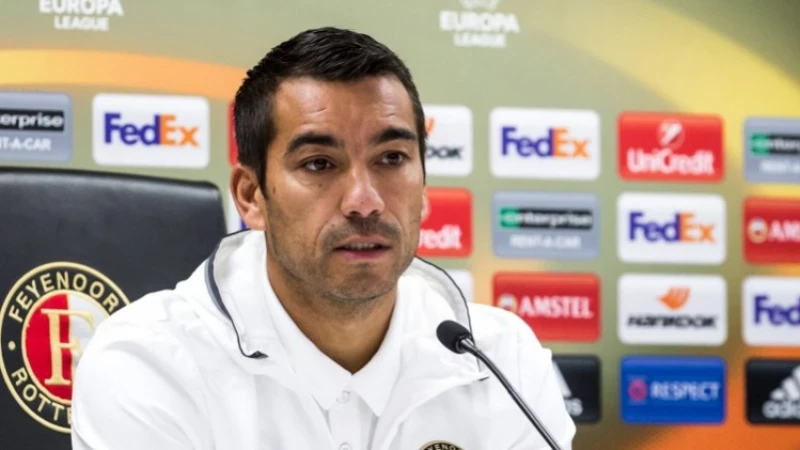 Van Bronckhorst: 'Het is altijd mijn beslissing'