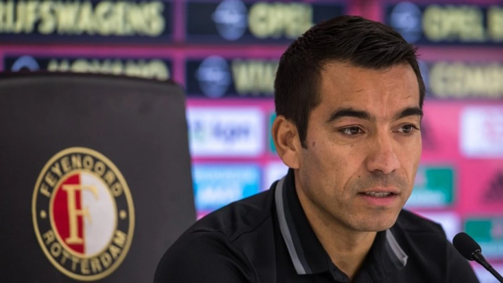 Giovanni van Bronckhorst twijfelt over opstelling voor wedstrijd tegen sc Heerenveen