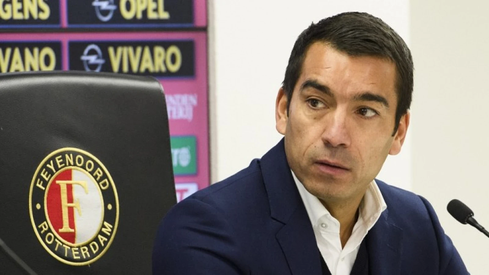 Van Bronckhorst kritisch op Feyenoorder: 'De laatste weken heeft hij wat fouten gemaakt'