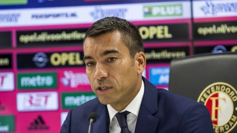 Van Bronckhorst haalt uit: 'Dat is de rol van de media'