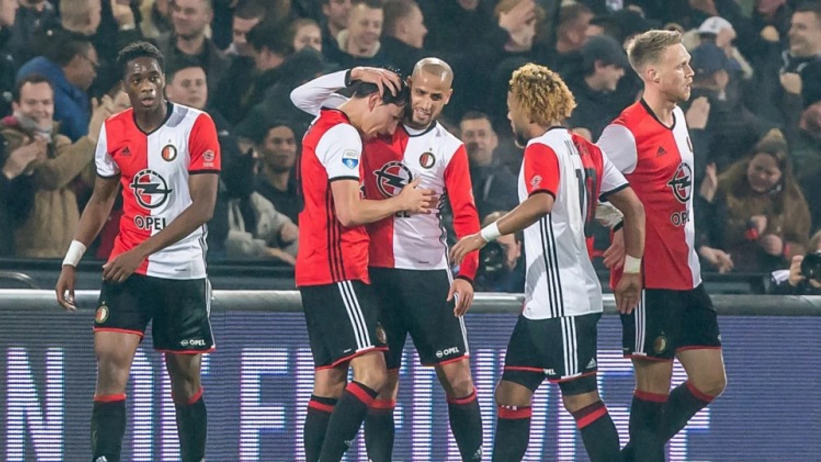 Feyenoord kroont zich winterkampioen na simpele zege op Vitesse 