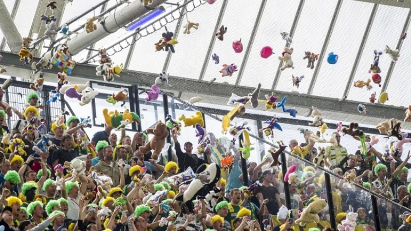 VIDEO | Zieke 3-jarige Gerben mag alsnog knuffels vangen in De Kuip