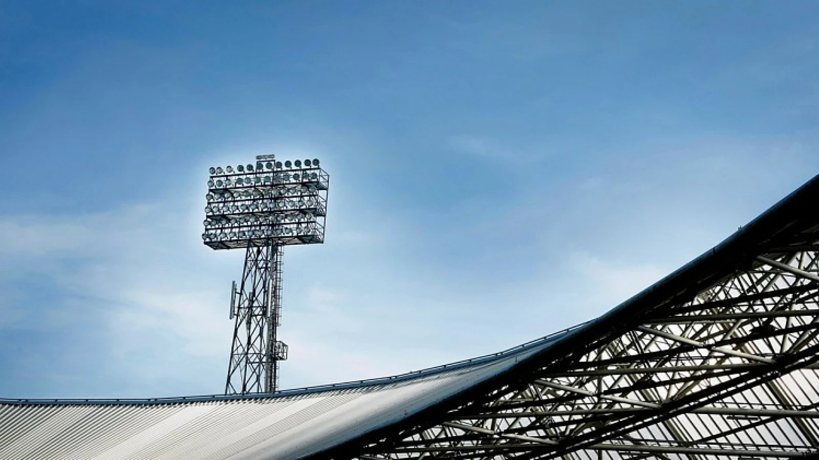 Drie maanden cel voor Willem II-supporter die Feyenoordfan van tribune gooide