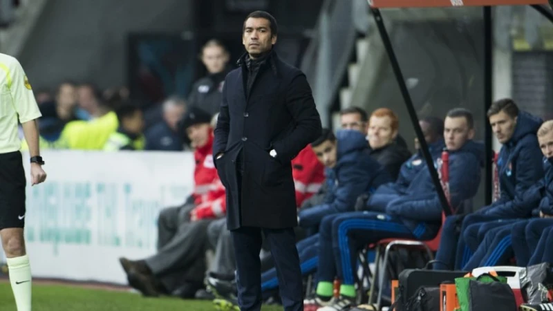 Van Bronckhorst komt op voor collega: 'In de trainerskamer is hij minder stil dan naar buiten toe'