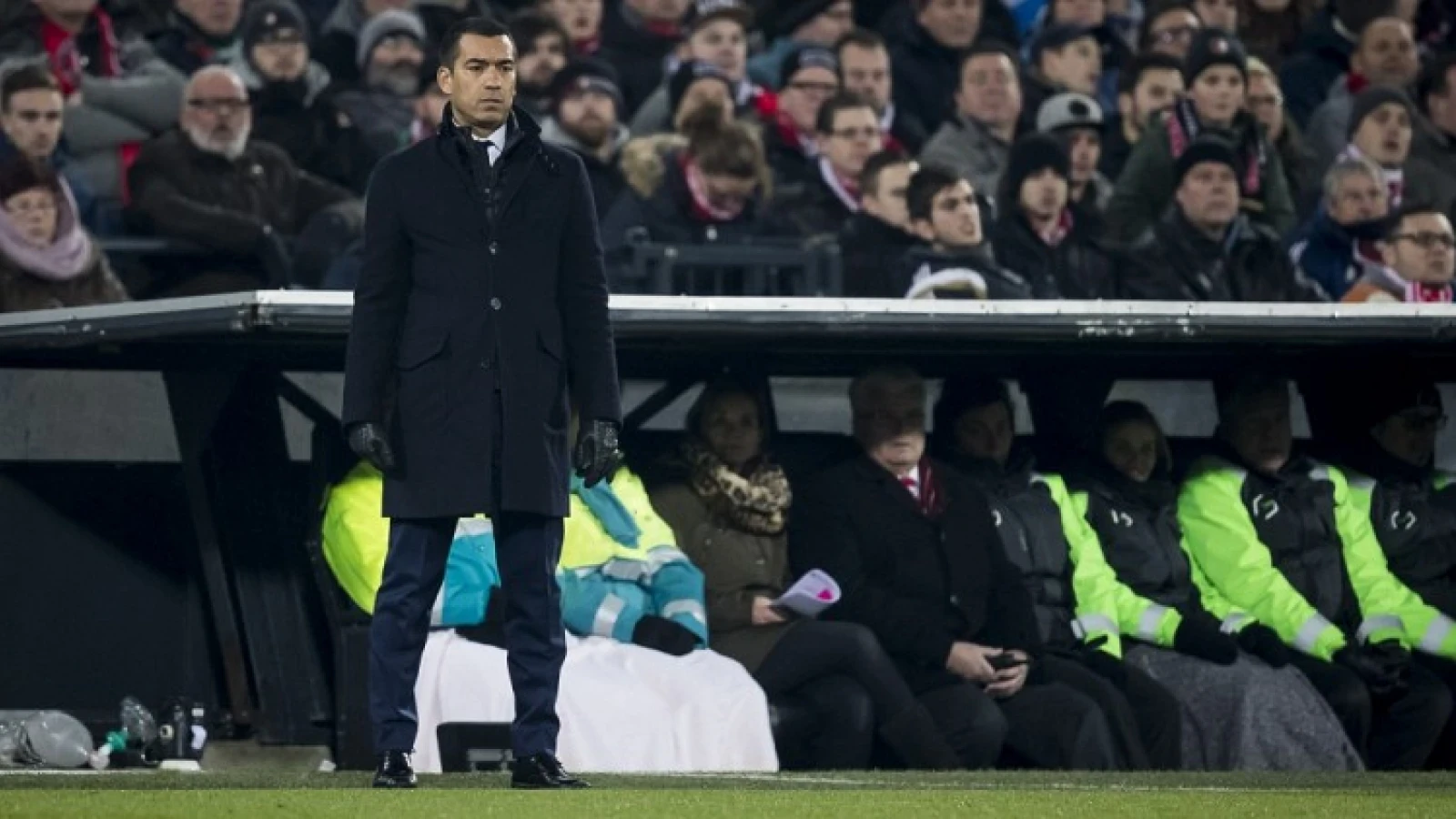 VIDEO | Van Bronckhorst in tranen tijdens interview