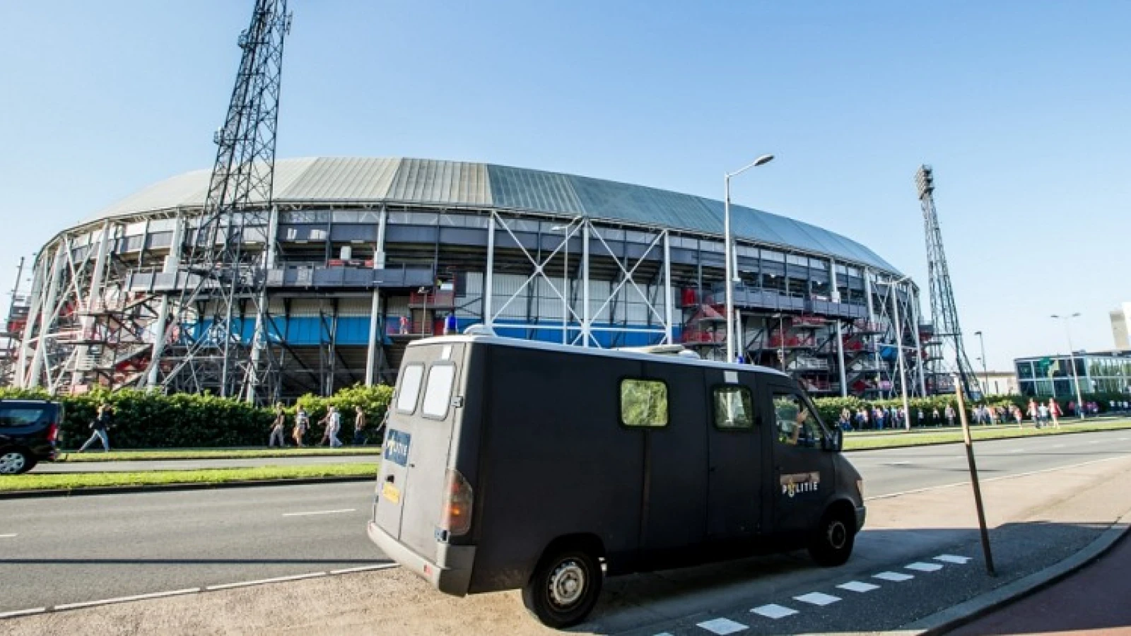 Geen straf voor ME'er die Feyenoordfan sloeg