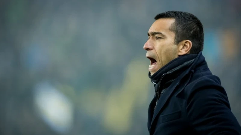 Van Bronckhorst houdt oud-Feyenoorder in de gaten: 'Ik hoop dat hij die stappen uiteindelijk wel kan gaan zetten'