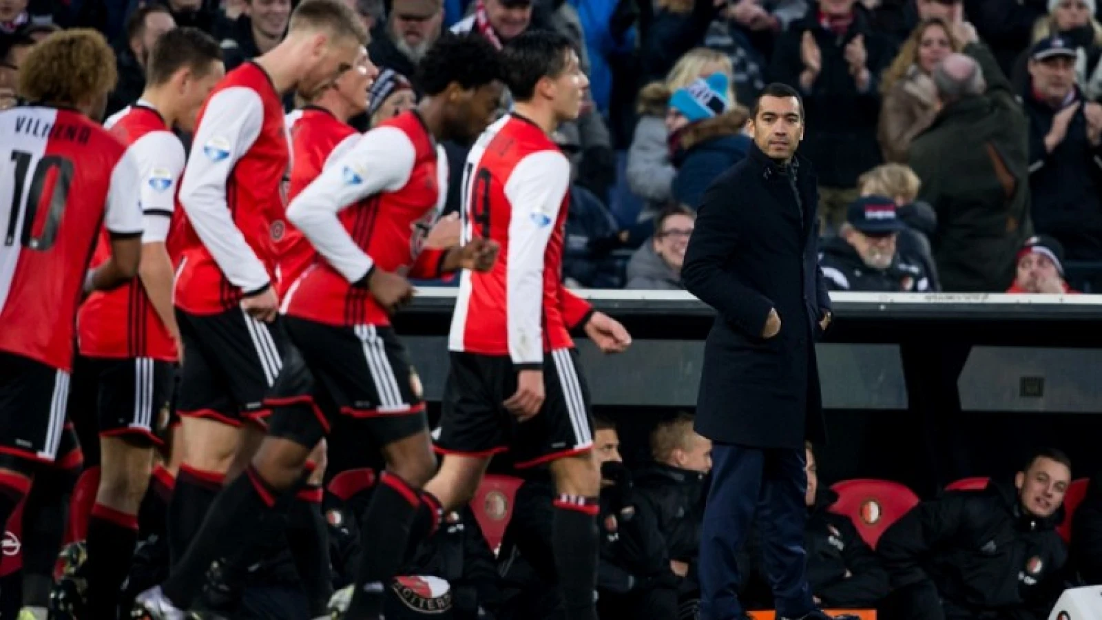 Opstelling | Van Bronckhorst zet sterkhouder verrassend op de bank in Enschede