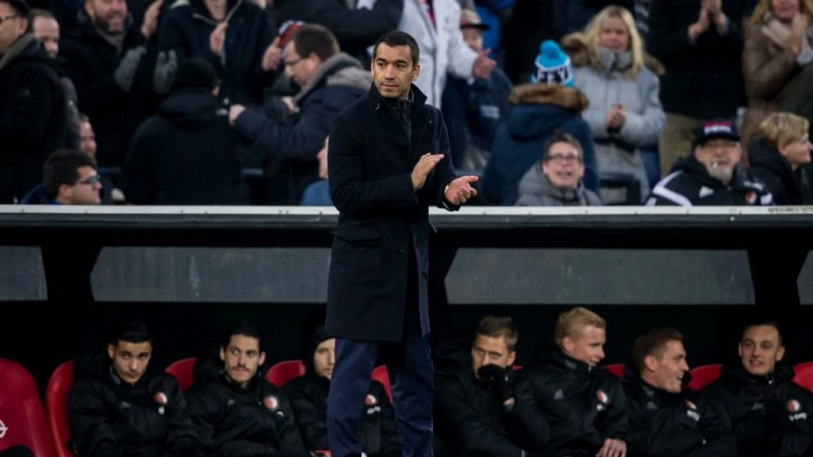 Van Bronckhorst lachend: 'Dat is een goed teken'