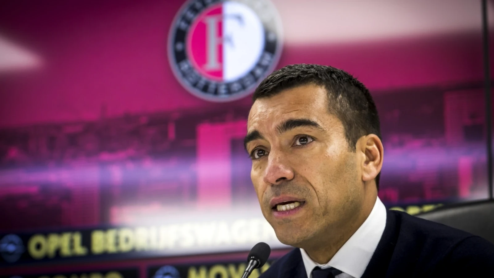 Van Bronckhorst leeft mee met Feyenoorder: 'Spijtig voor hem en ons'