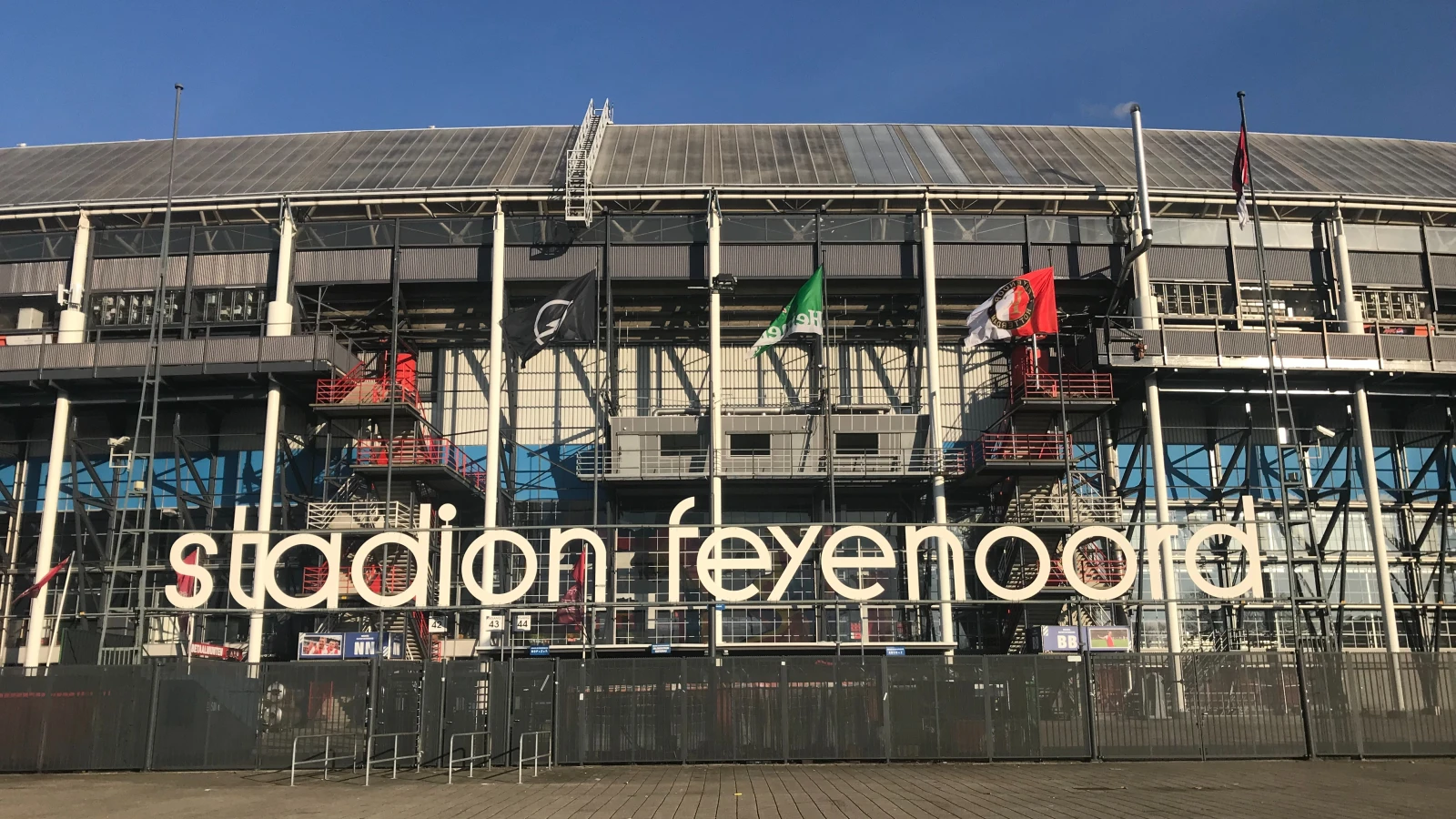 De Leeuw: 'Alles wat je bij Feyenoord doet, lekt uit'