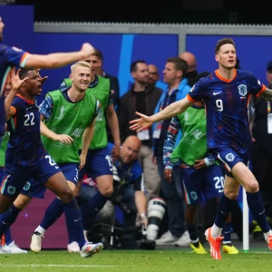 Nederland komt laat op voorsprong en wint eerste EK-duel