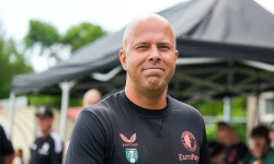 VIDEO | Eerste interview van Slot als hoofdtrainer van Liverpool FC