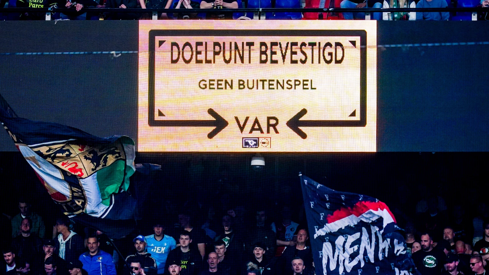 KNVB gaat experimenteren met 'On-Field announcements'