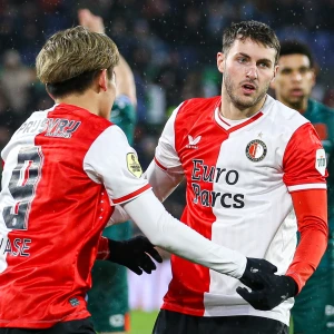 'Drie spitsen is voor een club als Feyenoord geen overbodige luxe, maar een noodzaak'