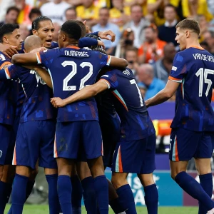 Nederland wint van Roemenië en plaatst zich voor kwartfinale EK