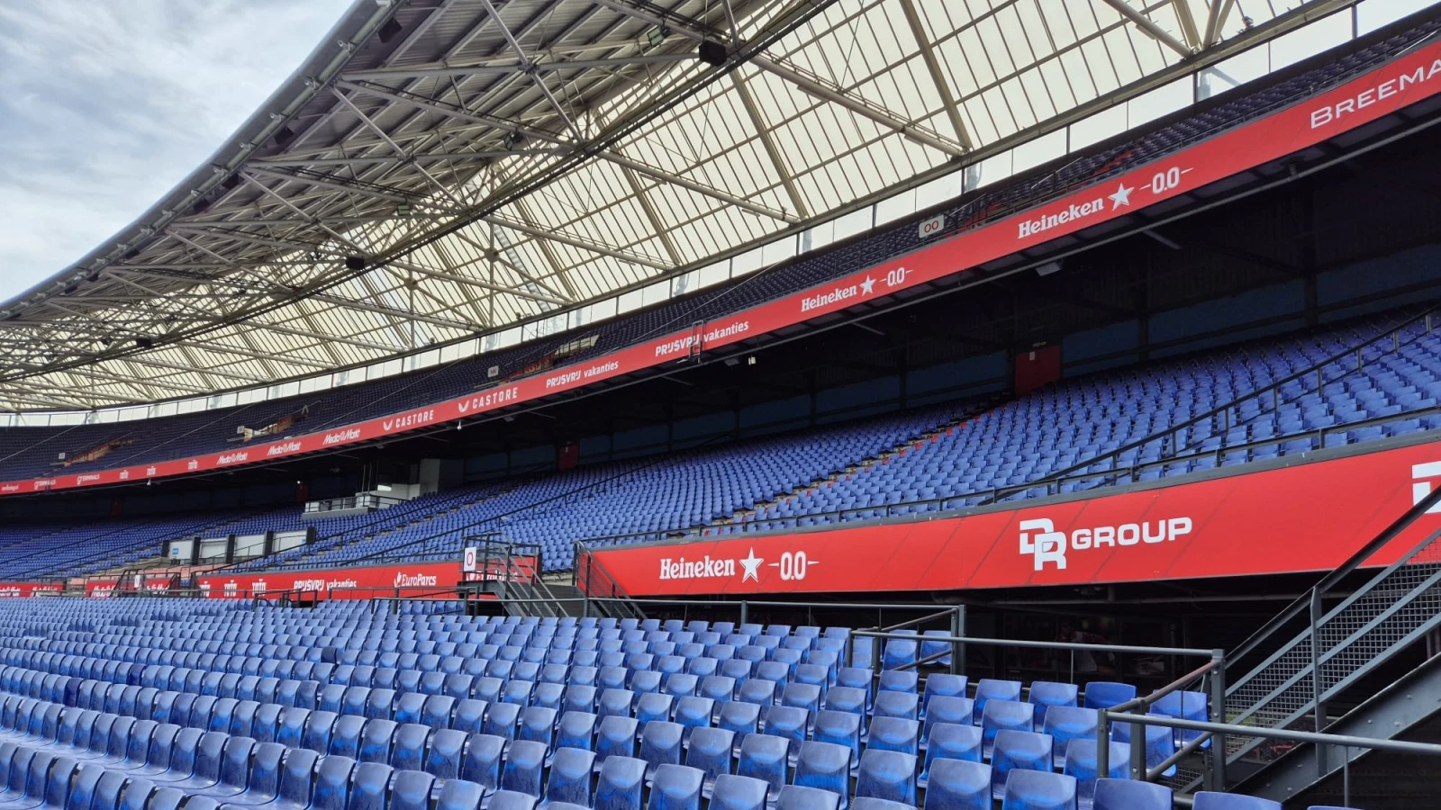 Feyenoord past interieur De Kuip aan