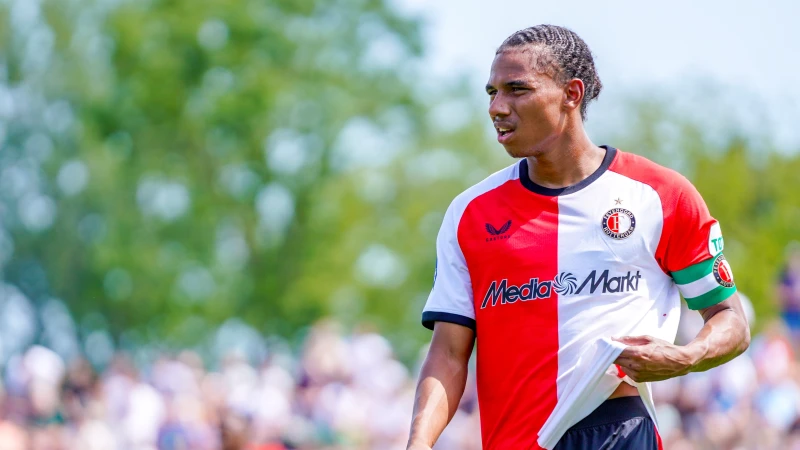 Stengs op zijn plek bij Feyenoord: 'Alles moet ook echt helemaal kloppen, want ik heb het nu gewoon heel goed en dat besef ik me goed'