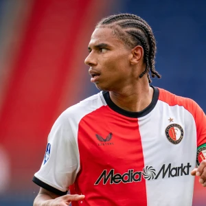 UPDATE | 'Feyenoord bevestigt dat transfer van Stengs naar Charlotte FC op losse schroeven staat'