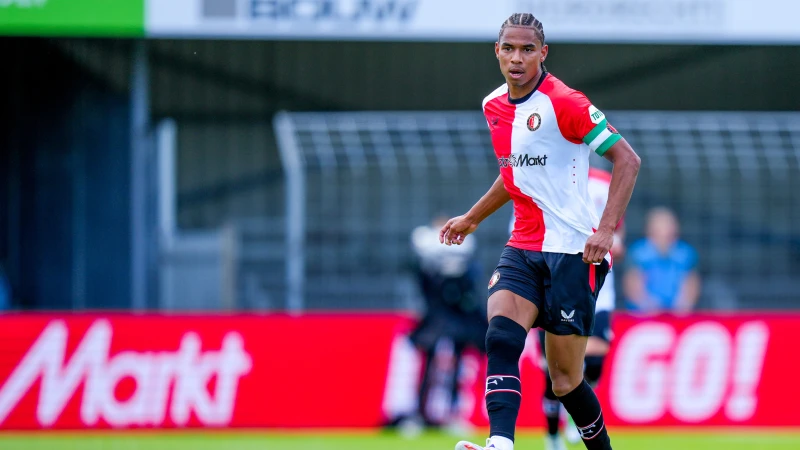 Stengs reageert: 'Ik besefte steeds meer hoe goed ik het bij Feyenoord heb en wil daar blijven'