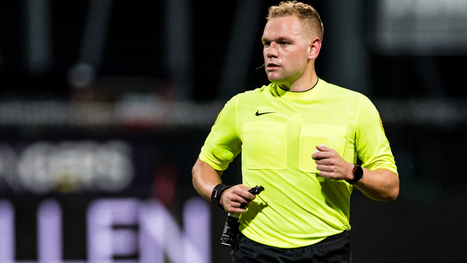 Alex Bos scheidsrechter tijdens stadsderby