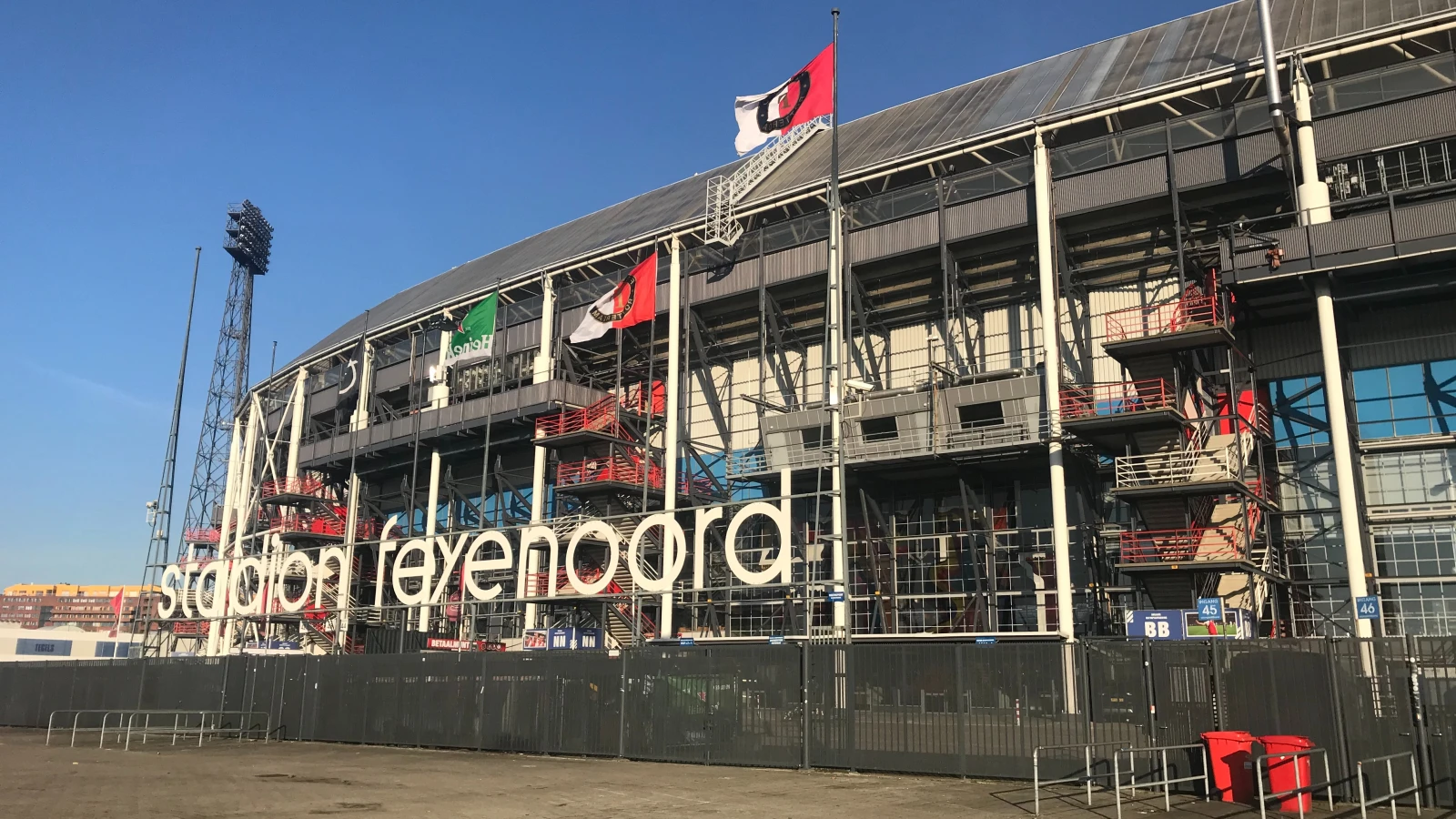 De Kuip terug in bekende voetbalgame