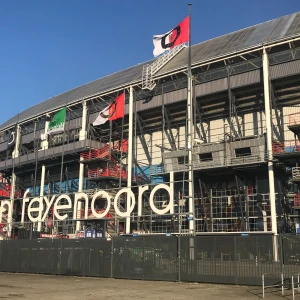 De Kuip terug in bekende voetbalgame