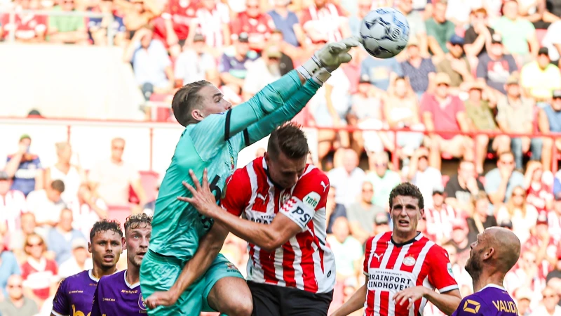 STAND | Feyenoord komt niet in actie, PSV verstevigt koppositie