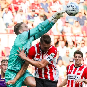 STAND | Feyenoord komt niet in actie, PSV verstevigt koppositie