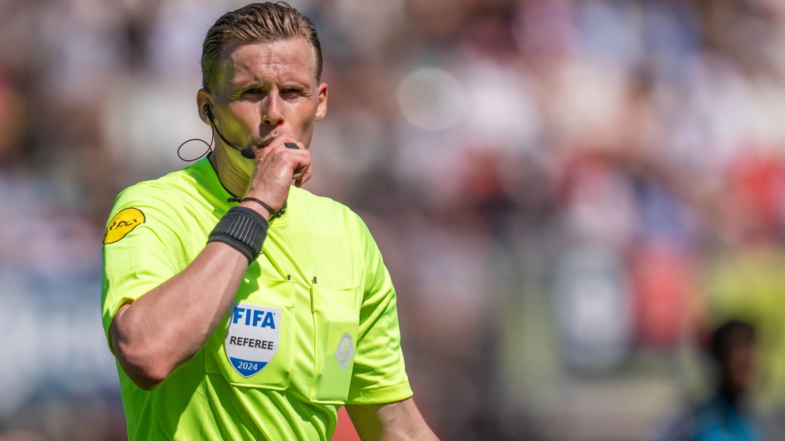 Van der Eijk arbiter tijdens Feyenoord-NAC