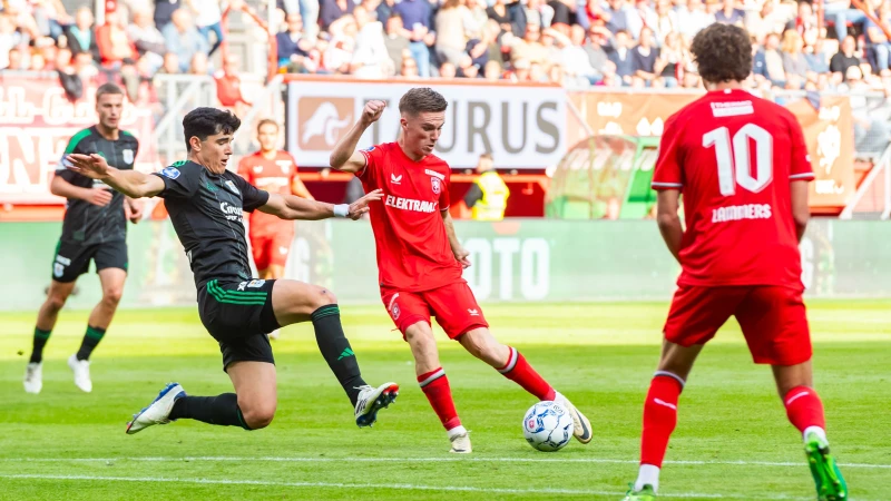 EREDIVISIE | FC Twente wint van Heerenveen van Van Persie